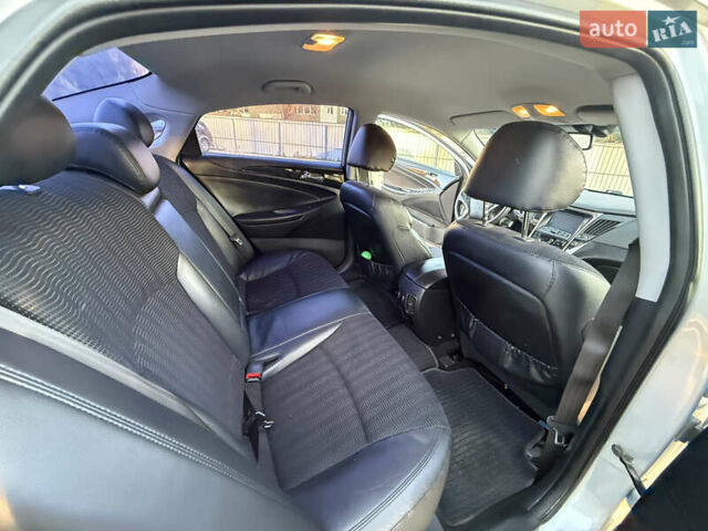 Серый Хендай Соната, объемом двигателя 2.36 л и пробегом 331 тыс. км за 10000 $, фото 10 на Automoto.ua