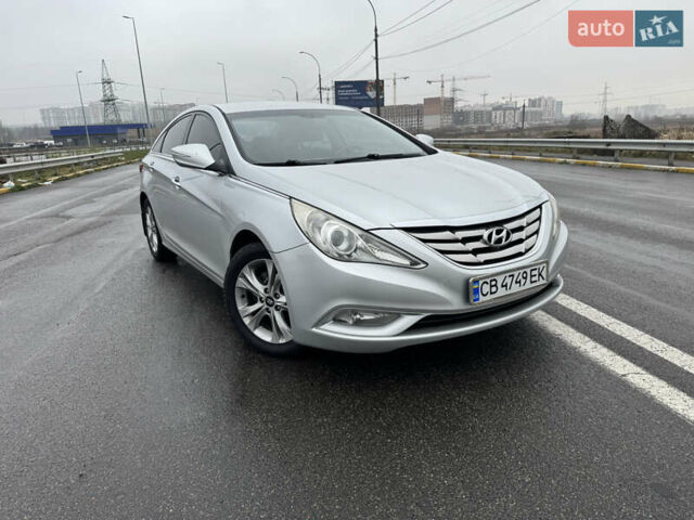 Серый Хендай Соната, объемом двигателя 2.36 л и пробегом 202 тыс. км за 7500 $, фото 3 на Automoto.ua