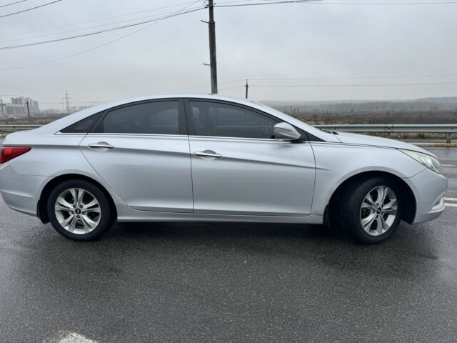 Серый Хендай Соната, объемом двигателя 2.4 л и пробегом 200 тыс. км за 7500 $, фото 3 на Automoto.ua