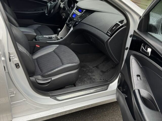 Серый Хендай Соната, объемом двигателя 2.4 л и пробегом 200 тыс. км за 7500 $, фото 5 на Automoto.ua