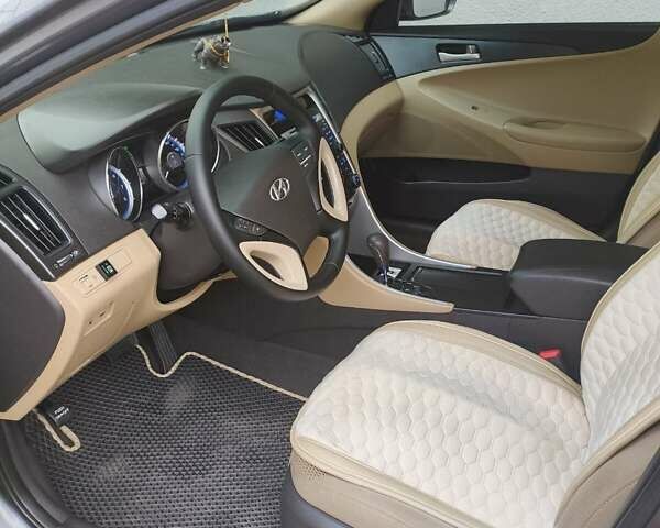 Сірий Хендай Соната, об'ємом двигуна 2.36 л та пробігом 142 тис. км за 8500 $, фото 5 на Automoto.ua