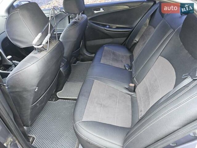 Серый Хендай Соната, объемом двигателя 2 л и пробегом 247 тыс. км за 9000 $, фото 2 на Automoto.ua