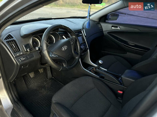 Сірий Хендай Соната, об'ємом двигуна 2 л та пробігом 265 тис. км за 7200 $, фото 11 на Automoto.ua