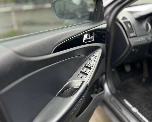 Серый Хендай Соната, объемом двигателя 2.36 л и пробегом 278 тыс. км за 7900 $, фото 6 на Automoto.ua