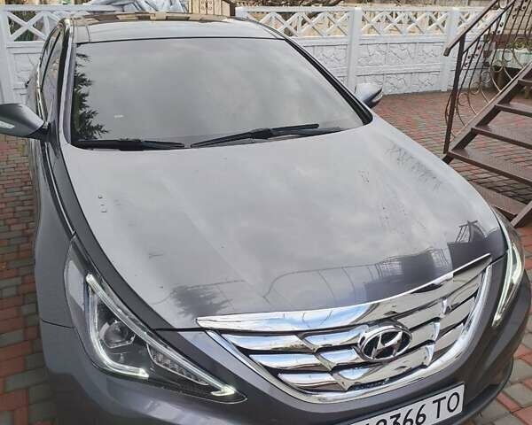 Сірий Хендай Соната, об'ємом двигуна 2.36 л та пробігом 142 тис. км за 8500 $, фото 1 на Automoto.ua