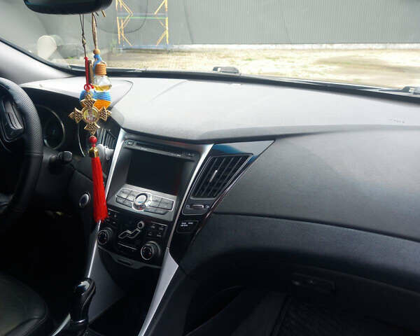 Серый Хендай Соната, объемом двигателя 2 л и пробегом 198 тыс. км за 9500 $, фото 14 на Automoto.ua