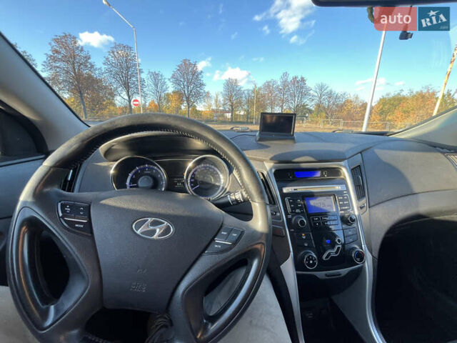 Серый Хендай Соната, объемом двигателя 2 л и пробегом 202 тыс. км за 7800 $, фото 6 на Automoto.ua
