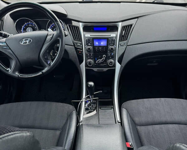 Серый Хендай Соната, объемом двигателя 2.36 л и пробегом 202 тыс. км за 7500 $, фото 9 на Automoto.ua