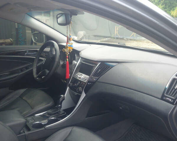 Серый Хендай Соната, объемом двигателя 2 л и пробегом 198 тыс. км за 9500 $, фото 12 на Automoto.ua