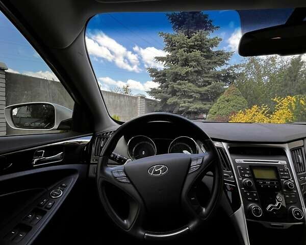 Сірий Хендай Соната, об'ємом двигуна 2.36 л та пробігом 47 тис. км за 12000 $, фото 4 на Automoto.ua