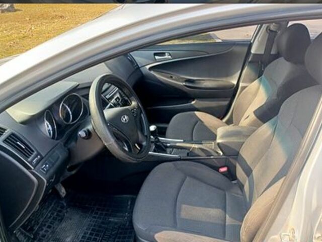 Сірий Хендай Соната, об'ємом двигуна 2 л та пробігом 112 тис. км за 9000 $, фото 5 на Automoto.ua