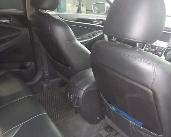 Серый Хендай Соната, объемом двигателя 2 л и пробегом 198 тыс. км за 9500 $, фото 10 на Automoto.ua