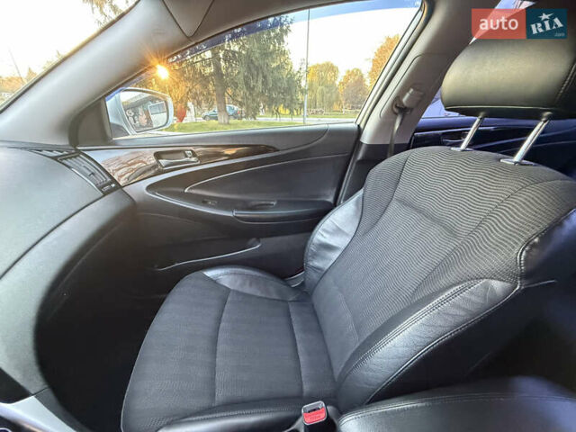 Серый Хендай Соната, объемом двигателя 2.36 л и пробегом 331 тыс. км за 10000 $, фото 9 на Automoto.ua