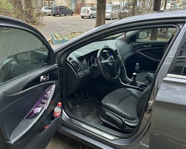 Серый Хендай Соната, объемом двигателя 2 л и пробегом 277 тыс. км за 6500 $, фото 13 на Automoto.ua