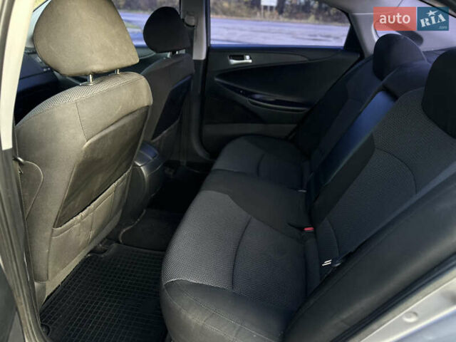 Сірий Хендай Соната, об'ємом двигуна 2 л та пробігом 265 тис. км за 7200 $, фото 13 на Automoto.ua