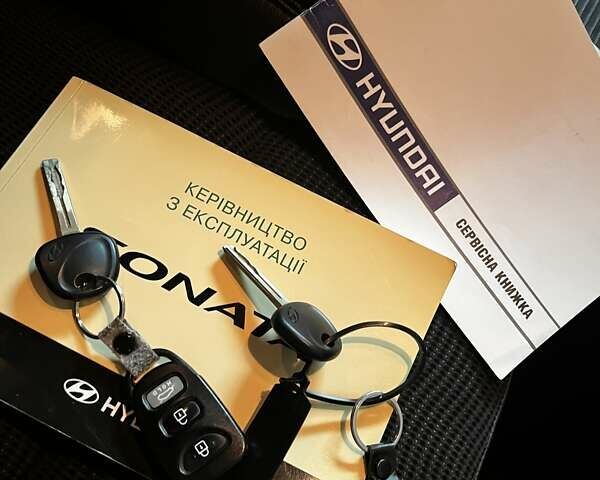 Сірий Хендай Соната, об'ємом двигуна 2.36 л та пробігом 47 тис. км за 12000 $, фото 12 на Automoto.ua