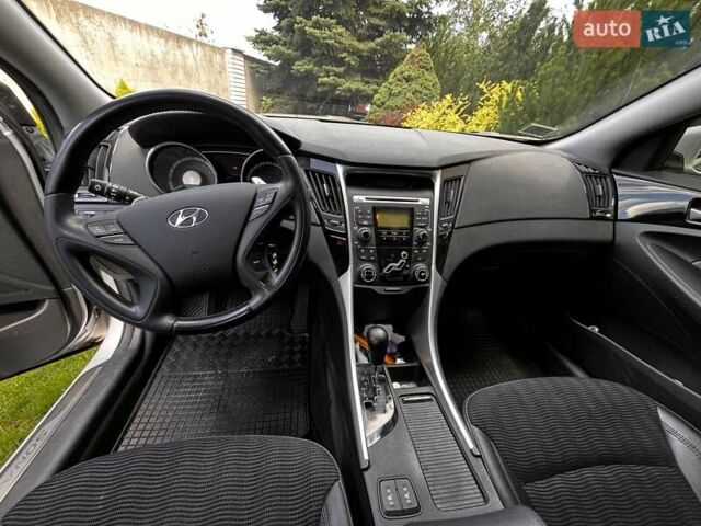 Сірий Хендай Соната, об'ємом двигуна 2.36 л та пробігом 47 тис. км за 12000 $, фото 1 на Automoto.ua