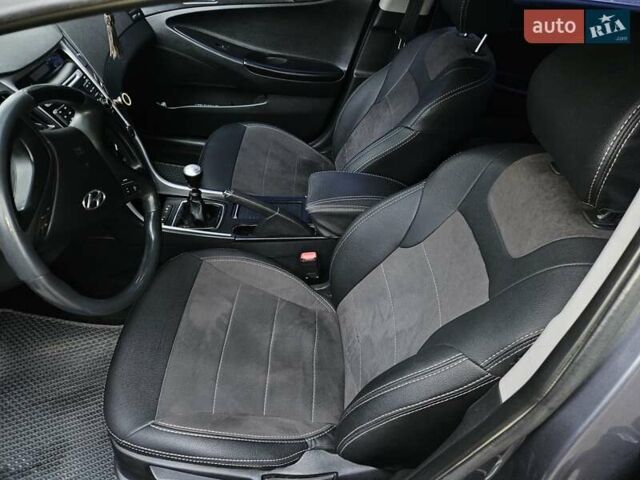 Серый Хендай Соната, объемом двигателя 2 л и пробегом 247 тыс. км за 9000 $, фото 3 на Automoto.ua
