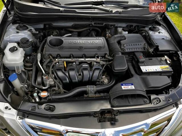 Сірий Хендай Соната, об'ємом двигуна 2.36 л та пробігом 47 тис. км за 12000 $, фото 7 на Automoto.ua