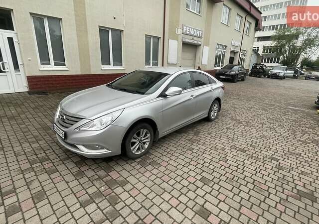 Серый Хендай Соната, объемом двигателя 2 л и пробегом 233 тыс. км за 7300 $, фото 2 на Automoto.ua