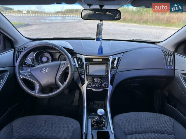 Сірий Хендай Соната, об'ємом двигуна 2 л та пробігом 265 тис. км за 7200 $, фото 14 на Automoto.ua
