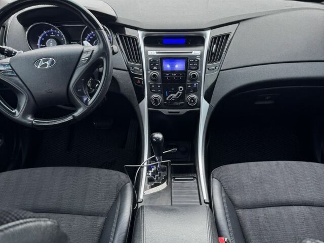 Серый Хендай Соната, объемом двигателя 2.4 л и пробегом 200 тыс. км за 7500 $, фото 4 на Automoto.ua