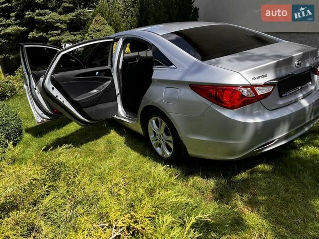 Сірий Хендай Соната, об'ємом двигуна 2.36 л та пробігом 47 тис. км за 12000 $, фото 14 на Automoto.ua
