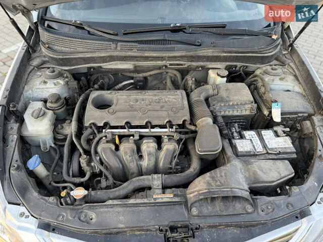 Серый Хендай Соната, объемом двигателя 2.36 л и пробегом 331 тыс. км за 10000 $, фото 13 на Automoto.ua