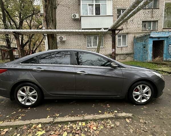 Серый Хендай Соната, объемом двигателя 2 л и пробегом 277 тыс. км за 6500 $, фото 5 на Automoto.ua