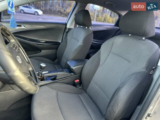 Сірий Хендай Соната, об'ємом двигуна 2 л та пробігом 265 тис. км за 7200 $, фото 12 на Automoto.ua