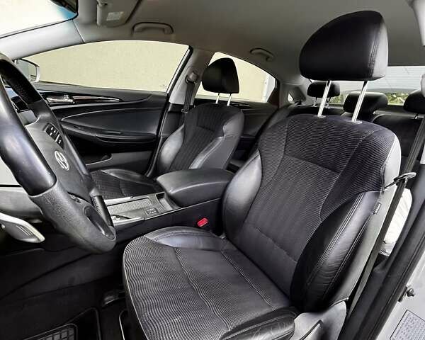 Сірий Хендай Соната, об'ємом двигуна 2.36 л та пробігом 47 тис. км за 12000 $, фото 3 на Automoto.ua