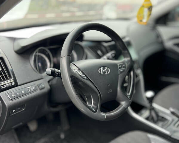 Серый Хендай Соната, объемом двигателя 2.36 л и пробегом 278 тыс. км за 7900 $, фото 1 на Automoto.ua