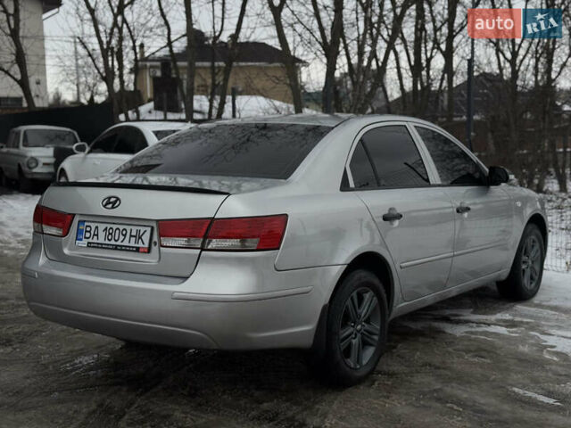 Сірий Хендай Соната, об'ємом двигуна 2 л та пробігом 243 тис. км за 5500 $, фото 5 на Automoto.ua