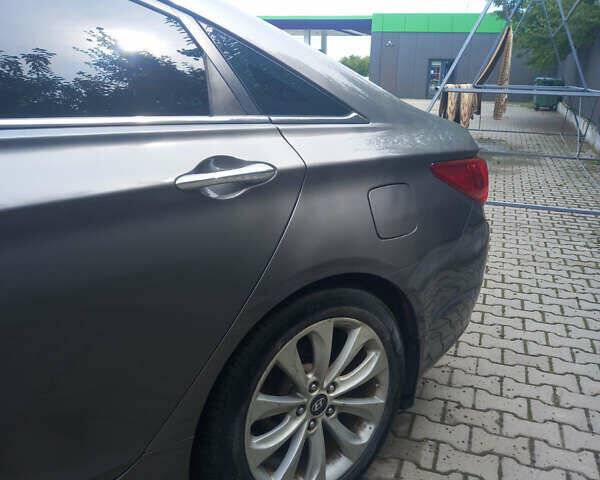 Серый Хендай Соната, объемом двигателя 2 л и пробегом 198 тыс. км за 9500 $, фото 2 на Automoto.ua