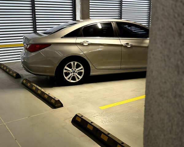 Серый Хендай Соната, объемом двигателя 2.4 л и пробегом 220 тыс. км за 8100 $, фото 6 на Automoto.ua