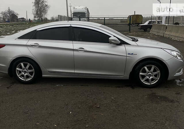 Серый Хендай Соната, объемом двигателя 2 л и пробегом 330 тыс. км за 8200 $, фото 3 на Automoto.ua