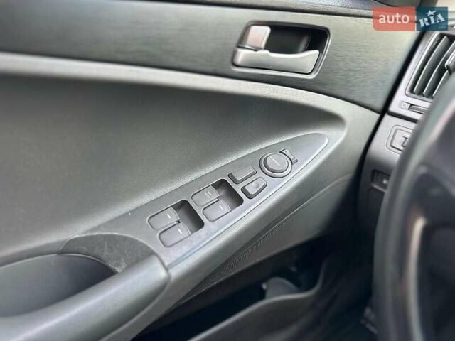 Серый Хендай Соната, объемом двигателя 2.4 л и пробегом 230 тыс. км за 7290 $, фото 12 на Automoto.ua