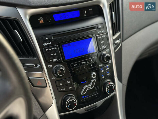 Сірий Хендай Соната, об'ємом двигуна 2.36 л та пробігом 146 тис. км за 9500 $, фото 15 на Automoto.ua