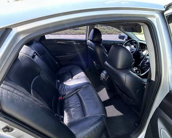 Серый Хендай Соната, объемом двигателя 2 л и пробегом 286 тыс. км за 9000 $, фото 16 на Automoto.ua