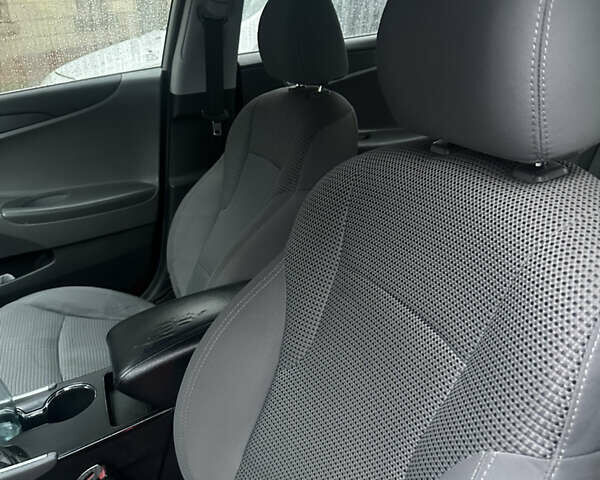 Серый Хендай Соната, объемом двигателя 2.4 л и пробегом 222 тыс. км за 7900 $, фото 9 на Automoto.ua