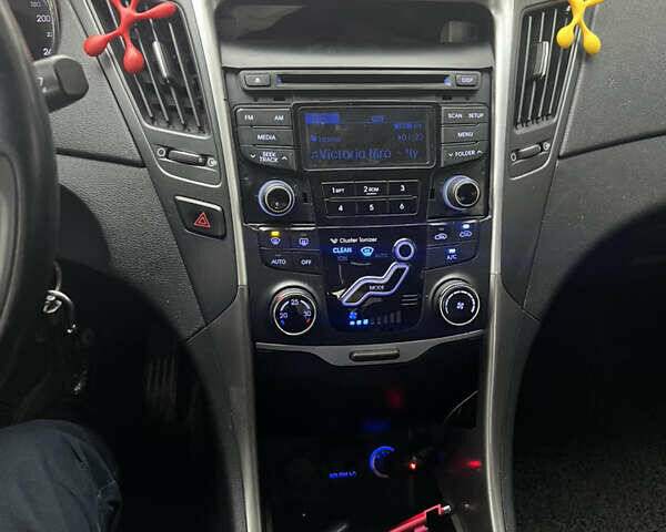 Хендай Соната 2011 в Тернополе на Automoto.ua Серый Хендай Соната, объемом двигателя 2 л и пробегом 375 тыс. км за 6600 $, фото 71 на Automoto.ua