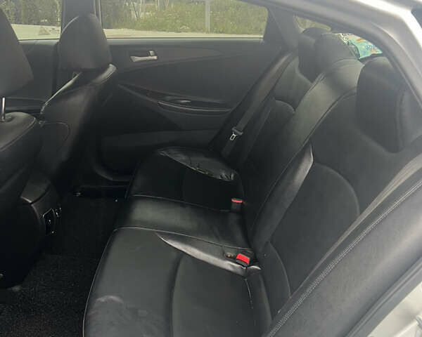 Хендай Соната 2011 в Тернополе на Automoto.ua Серый Хендай Соната, объемом двигателя 2 л и пробегом 375 тыс. км за 6600 $, фото 41 на Automoto.ua