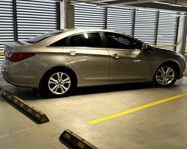 Серый Хендай Соната, объемом двигателя 2.4 л и пробегом 220 тыс. км за 8100 $, фото 7 на Automoto.ua