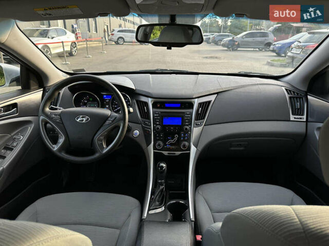 Сірий Хендай Соната, об'ємом двигуна 2.36 л та пробігом 146 тис. км за 9500 $, фото 21 на Automoto.ua