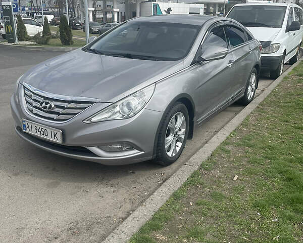 Сірий Хендай Соната, об'ємом двигуна 2 л та пробігом 240 тис. км за 8490 $, фото 2 на Automoto.ua