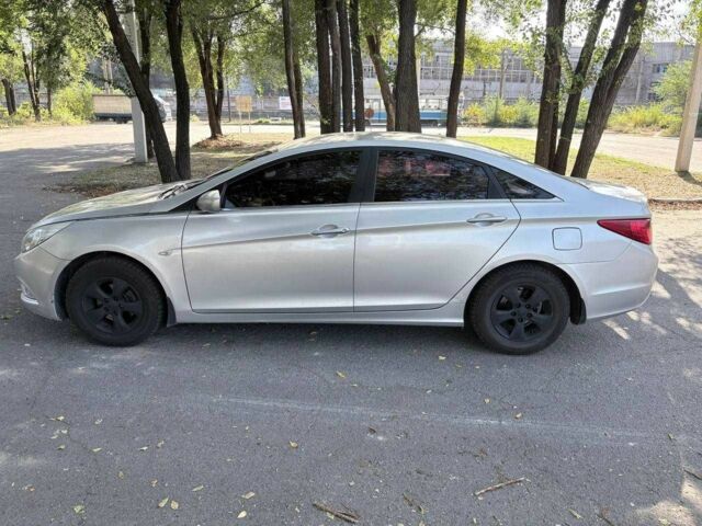 Сірий Хендай Соната, об'ємом двигуна 2 л та пробігом 307 тис. км за 6900 $, фото 2 на Automoto.ua