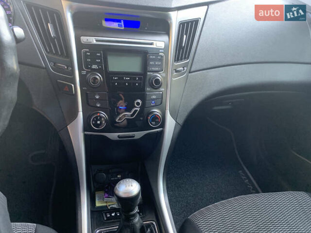 Серый Хендай Соната, объемом двигателя 2 л и пробегом 250 тыс. км за 7800 $, фото 11 на Automoto.ua