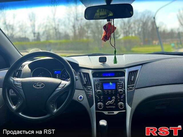 Серый Хендай Соната, объемом двигателя 2.4 л и пробегом 320 тыс. км за 9500 $, фото 5 на Automoto.ua