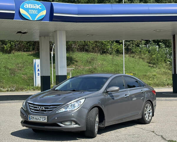 Сірий Хендай Соната, об'ємом двигуна 2.4 л та пробігом 200 тис. км за 7700 $, фото 1 на Automoto.ua