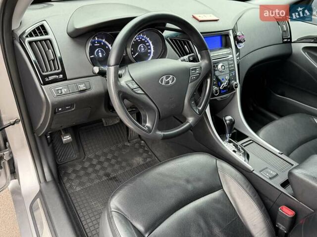 Серый Хендай Соната, объемом двигателя 2.36 л и пробегом 187 тыс. км за 9400 $, фото 43 на Automoto.ua